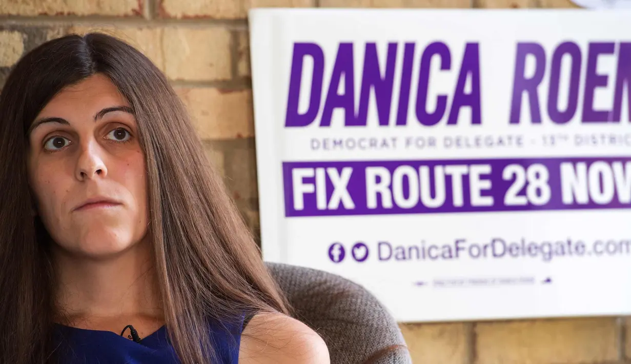 Danica Roem (33) saat berada di kantor kampanyenya, di Manassas, Virginia, (22 /9). Mantan jurnalis ini mengalahkan kandidat petahana, Bob Marshal dari Partai Republik, yang telah menduduki kursi legislatif sejak 1992. (AFP PHOTO/Paul J. Richards)