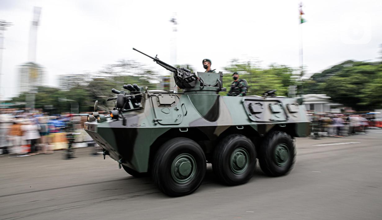 Pasukan TNI memamerkan alat utama sistem senjata (alutsista) di depan Istana Merdeka, Jakarta, Rabu (5/10/2022). Kegiatan yang diikuti oleh seluruh kesatuan jajaran TNI ini dalam rangka menyambut HUT ke-77 TNI. (Liputan6.com/Faizal Fanani)
