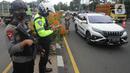 Suasana operasi razia penggunaan masker dan pemeriksaan surat hasil tes cepat antigen di Simpang Gadog, Bogor, Kamis (24/12/2020). Polisi bakal menutup jalur Puncak guna mengantisipasi lonjakan volume kendaraan dan penyebaran Covid-19 seiring peringatan malam tahun baru. (merdeka.com/Arie Basuki)