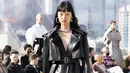 Trench coat ini memiliki model lengan dan hem parasut yang digulung. Foto: Document/Alexander McQueen.