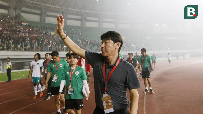 Tak lupa Shin Tae-yong serta asisten pelatih Timnas Indonesia U-19 memberikan rasa terima kasih kepada suporter. (Bola.com/M Iqbal Ichsan)