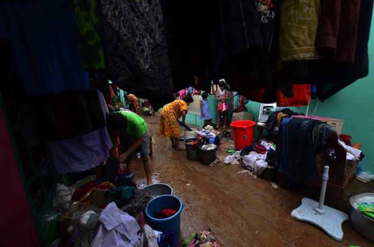 Tembok STIE PBM ambruk timpa 4 rumah warga