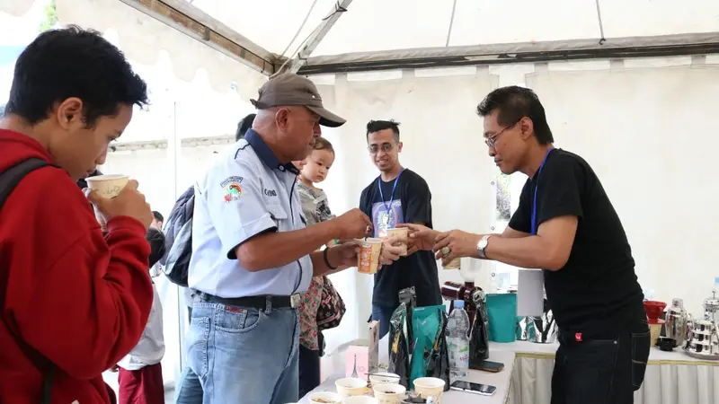 Kopi khas Banyumas dan kopi Nusantara lainnya tersaji di acara Ngopi bareng di Stasiun Purwokerto, Jawa Tengah. (Liputan6.com/KAI Daop 5/Muhamad Ridlo)
