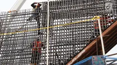 Pekerja tengah mengerjakan proyek pembangunan infrastruktur di Jakarta, Senin (18/9). Badan Pusat Statistik menyebutkan upah harian buruh bangunan (tukang bukan mandor) pada Agustus 2017 sebesar Rp 84.362 per hari. (Liputan6.com/Angga Yuniar)