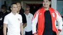 Pak Menteri yang satu ini juga tak ragu untuk tampil kasual saat bertugas. Dito mengenakan kaus hitam, dipadu dengan celana panjang hitam, yang kemudian dilapisinya dengan jaket merah. Tak lupa ia juga mengenakan topi hitam dengan inisial namanya D. Foto: Instagram.