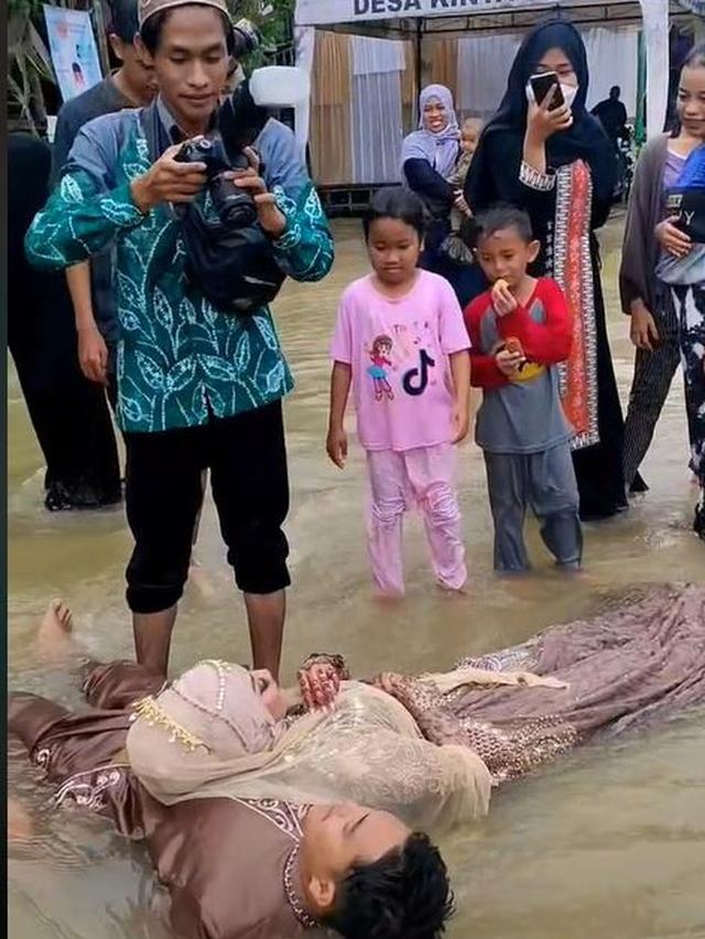 Viral Pasangan Pengantin Ini Lakukan Pemotretan di Tengah Banjir, Curi Perhatian