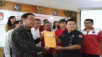 Ketua KPU Bali, I Dewa Kade Wiarsa Raka Sandi menyerahkan surat rapat pleno kepada Ketua Bawaslu Bali I Ketut Rudia (Kadek Surya Kencana/Radar Bali/JawaPos.com)