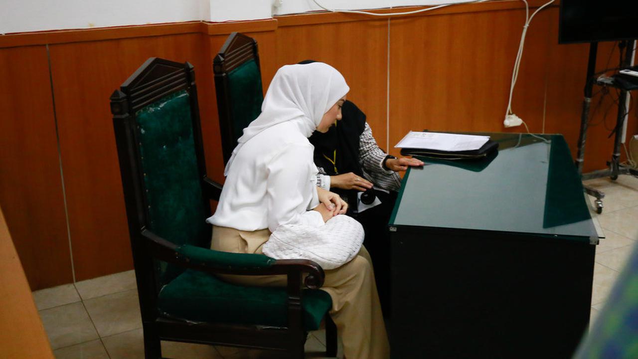 Sementara itu menurut pengacara Irish Bella, Nurul Amalia sidang kali ini harus ditunda karena Ammar Zoni gak datang. Jadi sidang akan dilanjutkan Kamis depan.