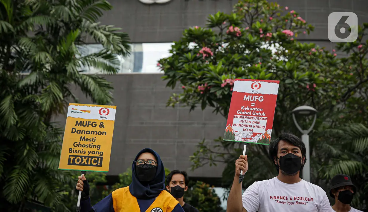 Sejumlah orang tergabung dari masyarakat sipil menggelar aksi di depan Gedung MUFG, Jakarta, Selasa Senin (5/4/2021). Dalam aksinya mereka menuntut Bank MUFG dan Danamon bertanggung jawab terhadapat kerusakan Hutan, Krisis Iklim dan Pelanggaran HAM di Indonesia. (Liputan6.com/Faizal Fanani)