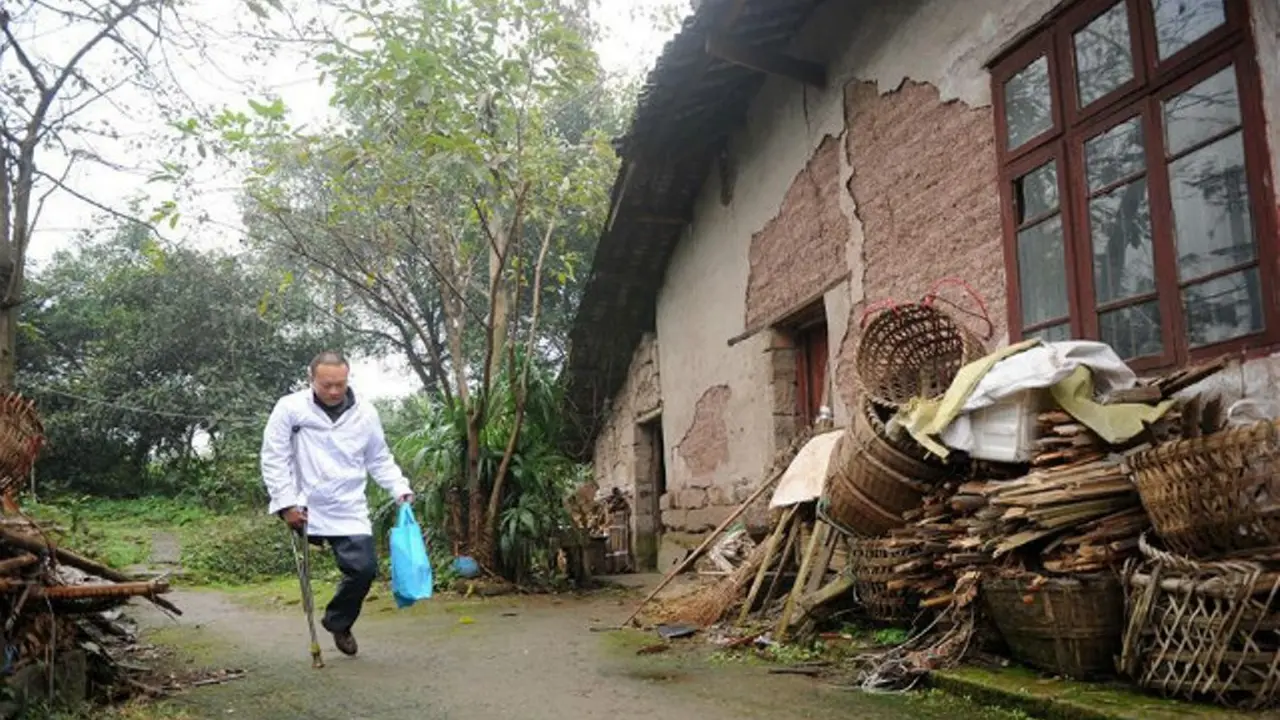 Haru, Dokter Berkaki Satu Ini Selalu Kunjungi Rumah Pasien