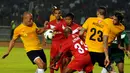 Mantan seorang pemain sepak bola Perancis, Mikael Silvestre (kiri) mencoba mengontrol bola hasil kemelut di depan gawang tim Legenda Indonesia di Stadion GBK Jakarta, (7/6/2014). (Liputan6.com/Helmi Fithriansyah)