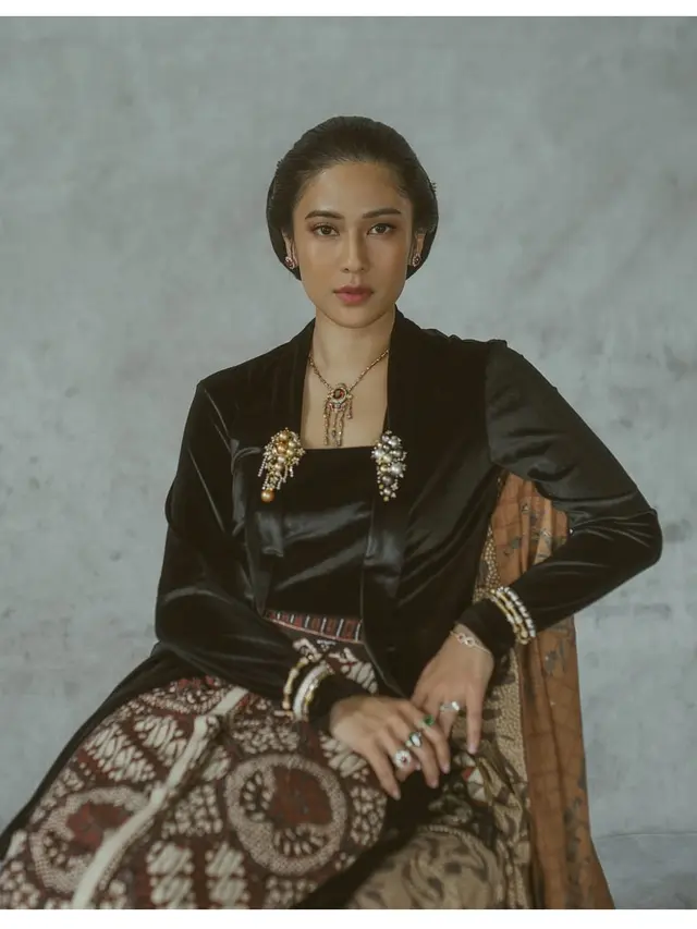 Potret Dian Sastrowardoyo Saat Berbusana Batik, Makin Cantik dan Anggun