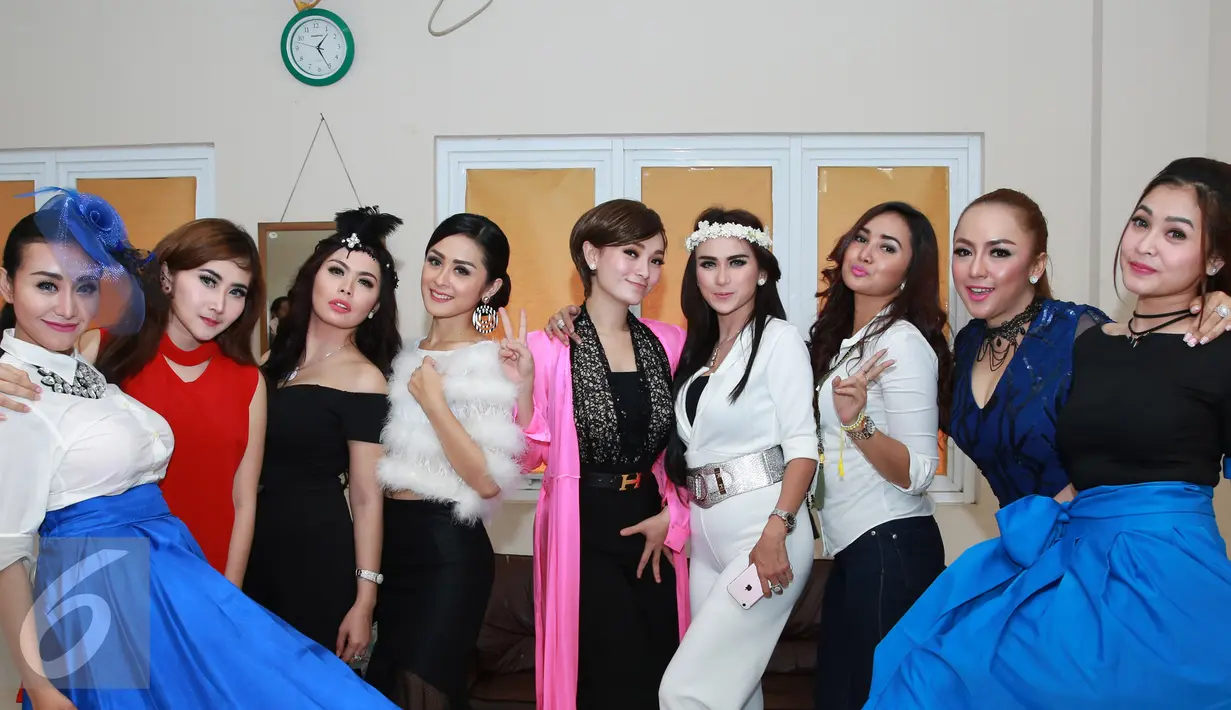Sejumlah artis Nagaswara berfoto bersama usai peluncuran The Album 25 DanceDhut Nation 2016, Jakarta, Jumat (15/4). The Album 25 DanceDhut Nation 2016 memperoleh rekor Muri sebagai album kompilasi dari penyanyi terbanyak. (Liputan6.com/Herman Zakharia)