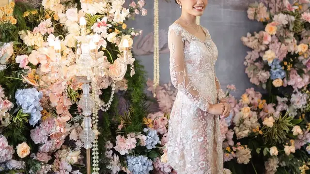 Model Kebaya yang Dipakai Namira Adjani saat Lamaran (credit: instagram/arohali/namiradjani)