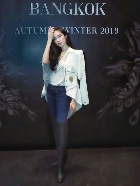 Gaya chic Nong Poy dengan padu padan blazer dan top serba putih. Dipadukan dengan celana jeans dan sepatu boots. [@poydtreechada]