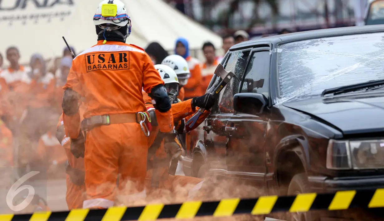 Anggota Basarnas mengevakuasi sebuah mobil saat latihan seusai penutupan Rakernas I PDI-Perjuangan di Jakarta, (12/1). Baguna PDI Perjuangan juga menunjukkan kemampuan dan keterampilan dalam mengevakuasi korban bencana. (Liputan6.com/Faizal Fanani)