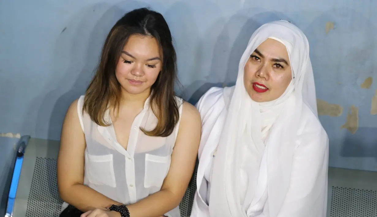 Ternyata pencabutan gugatan cerai Sarita tersebut bukanlah tanpa sebab. Mengenai alasannya, sang pengacara, Rhony Sapulette pun angkat bicara. (Adrian Putra/Bintang.com)