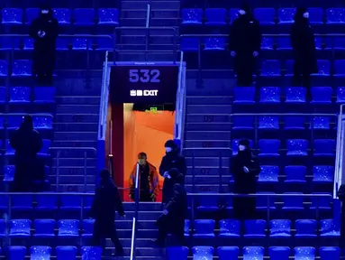 Petugas keamanan menunggu dimulainya upacara pembukaan Olimpiade Musim Dingin 2022 di Beijing, China, Jumat (4/2/2022). Upacara pembukaan Olimpiade Musim Dingin 2022 akan digelar malam ini. (AP Photo/Ashley Landis)