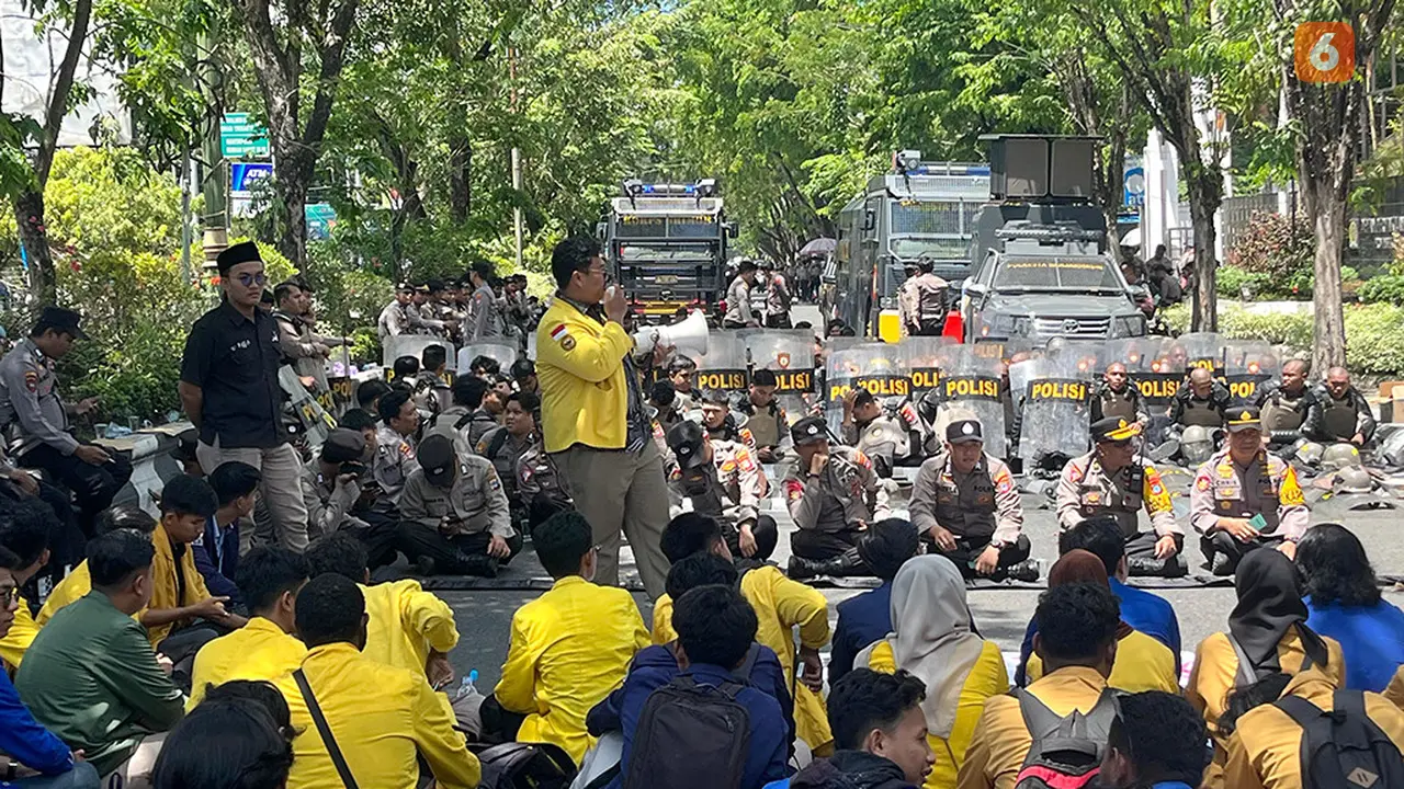 Mahasiswa unjuk rasa depan DPRD Kalimantan Selatan Kalsel