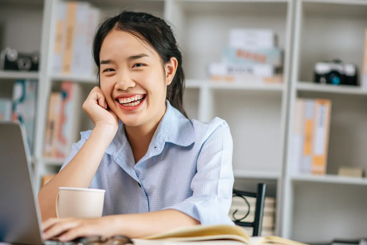 perempuan bahagia bekerja mandiri baik hati