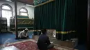 Pengunjung saat berdoa di makam Al Habib Husein bin Abubakar bin Abdillah Al 'Aydrus, Masjid Luar Batang di daerah Pasar Ikan, Jakarta, Selasa (7/6/2016). Dibulan Ramadhan Masjid ini ramai didatangi peziarah. (Liputan6.com/Faizal Fanani)