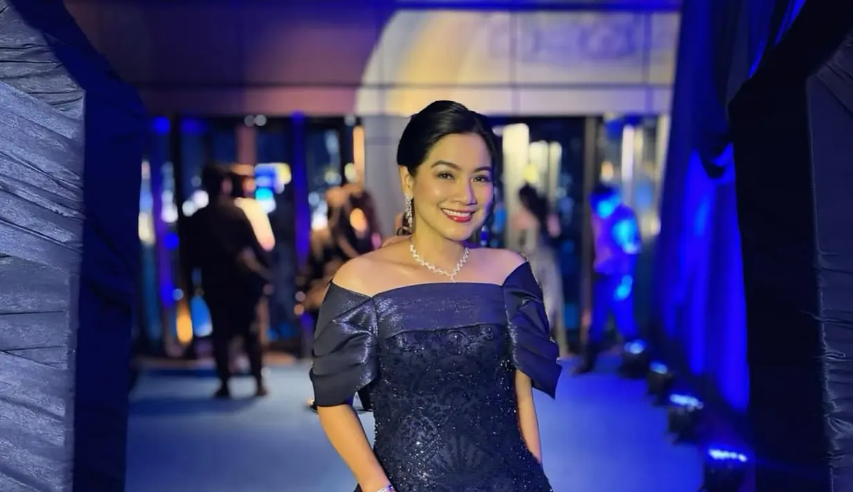 Titi Kamal tampil glamor dalam balutan busana rancangan Cynthia Tan bernuansa biru navy [@titi_kamall]