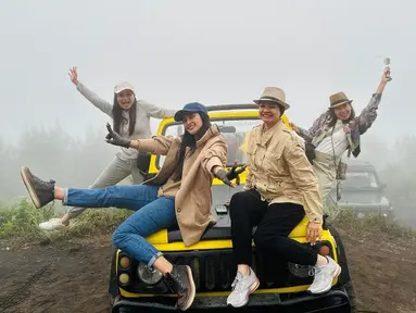 Inilah potret Maudy Koesnaedi bareng teman dan sahabatnya yang sebaya. Mereka kompak bak geng yang tengah menghabiskan waktu liburan bersama. Namun yang tak kalah jadi sorotan, gaya wanita 48 tahun saat berpose ini mencuri perhatian. (Liputan6.com/IG/@maudykoesnaedy)