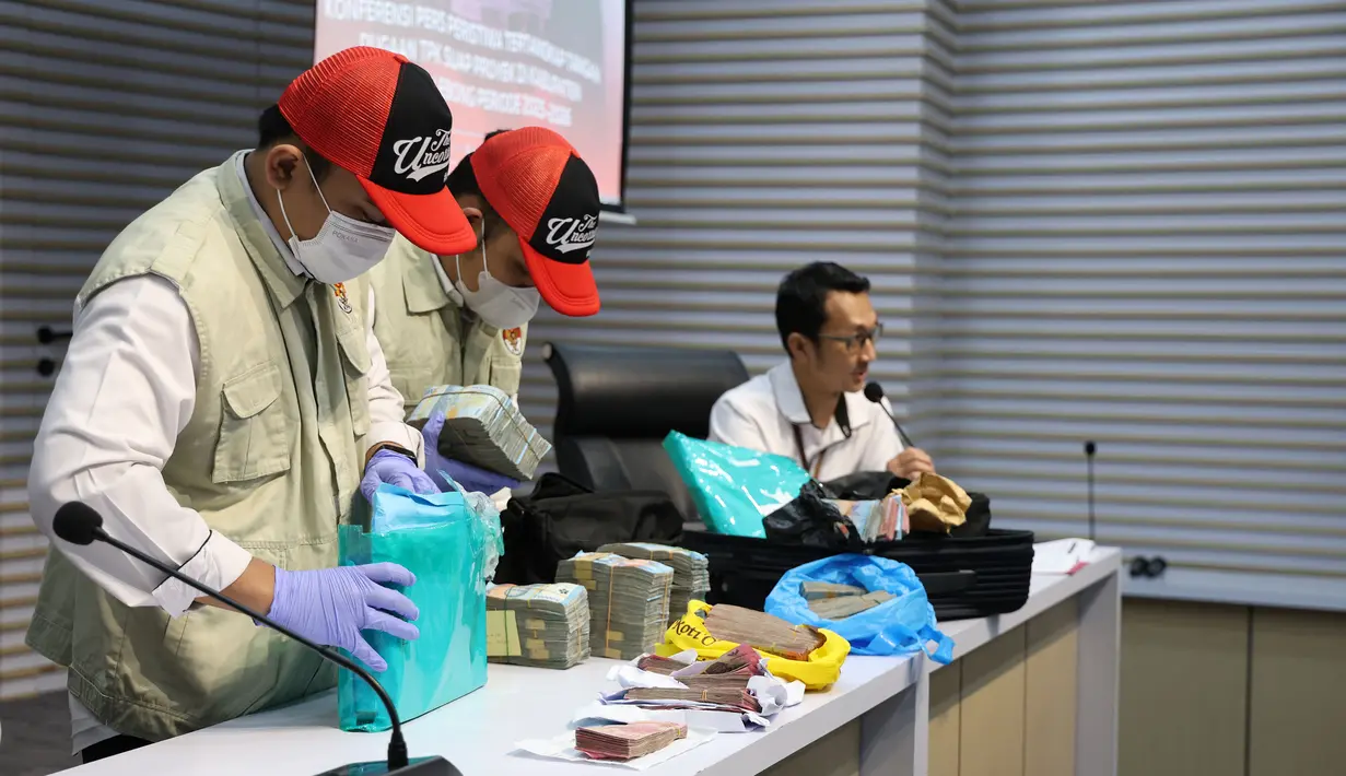 Sebelumnya, dalam kasus ini, KPK telah menetapkan lima tersangka yakni Bupati Rejang Lebong Muhammad Fikri Thobari, Kepala Dinas PUPRPKP Harry Eko Purnomo, pihak swasta Irsyad Satria Budiman, pihak swasta Edi Manggala, dan pihak swasta Youki Yusdiantoro. Tampak dalam foto, Juru Bicara KPK Budi Prasetyo (paling kanan) memberikan keterangan terkait barang bukti Operasi Tangkap Tangan (OTT) dugaan tindak pidana korupsi suap ijon proyek di lingkungan Pemerintah Kabupaten Rejang Lebong Provinsi Bengkulu tahun 2025-2026 di Gedung Merah Putih KPK, Jakarta, Rabu (11/3/2026). (merdeka.com/Arie Basuki)
