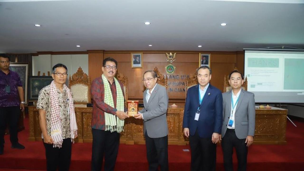 Pemkab Gianyar Bagikan Strategi Efektif Pengelolaan Sampah Berbasis Masyarakat kepada Kamboja