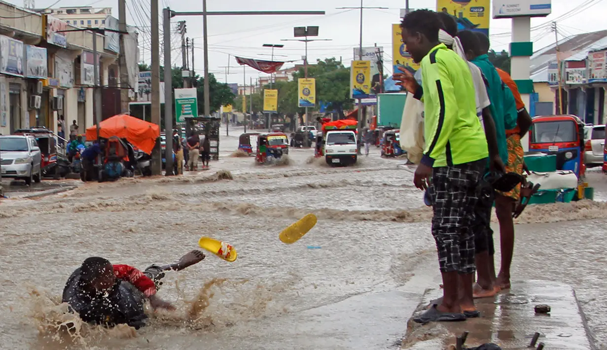 Wilayah Tanduk Afrika mengalami hujan lebat dan banjir terkait dengan fenomena cuaca El Nino, yang menewaskan puluhan orang dan menyebabkan pengungsian dalam skala besar. Termasuk di Somalia, di mana hujan tersebut telah menghancurkan jembatan dan menggenangi kawasan pemukiman. (AP Photo/Farah Abdi Warsameh)