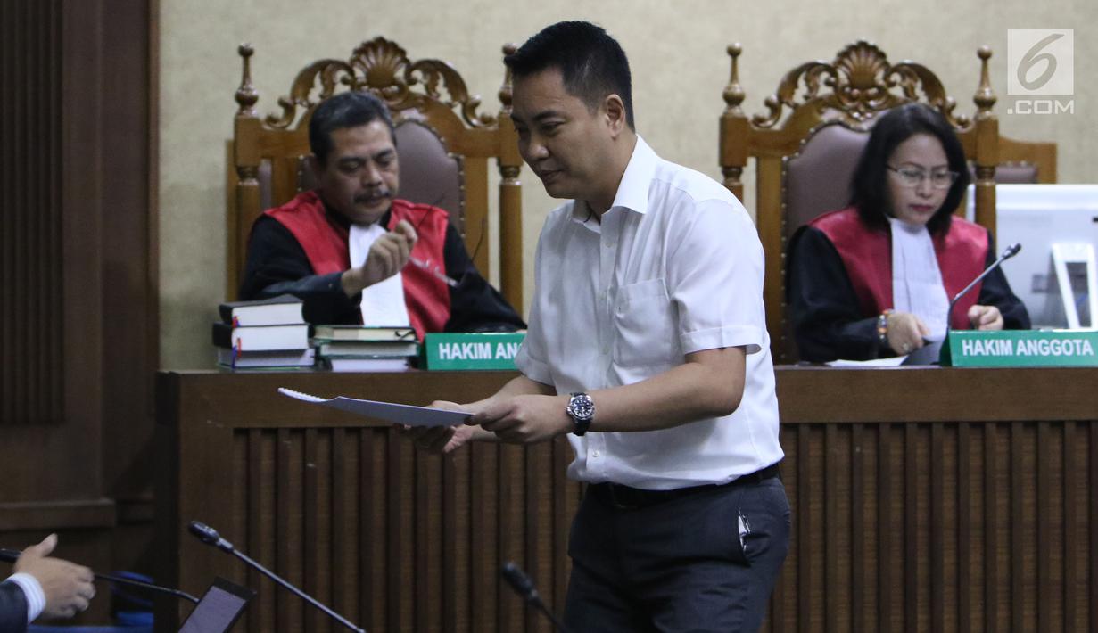 Terdakwa dugaan suap pengadaan satelit monitoring Bakamla, Fayakhun Andriadi saat menjalani sidang lanjutan di Pengadilan Tipikor, Jakarta, Rabu (7/11). Sidang mendengar nota pembelaan terdakwa. (Liputan6.com/Helmi Fithriansyah)