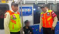 KAI Commuter Blacklist Pria yang Bergelantungan di Luar KRL