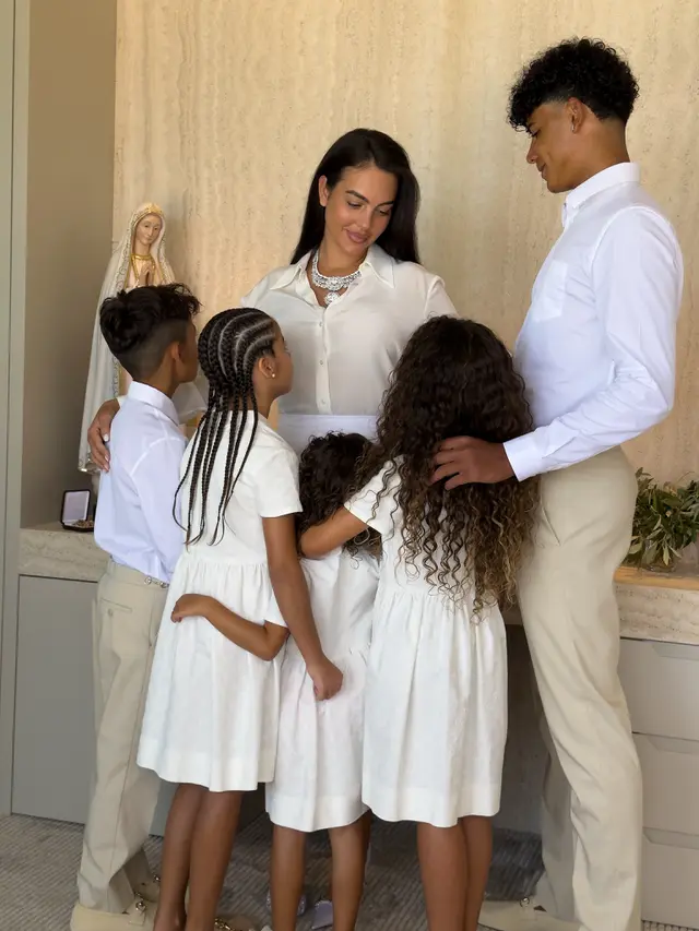 Georgina Rodriguez dan Cristiano Ronaldo Resmi Menikah dengan Busana Serba Putih yang Sederhana