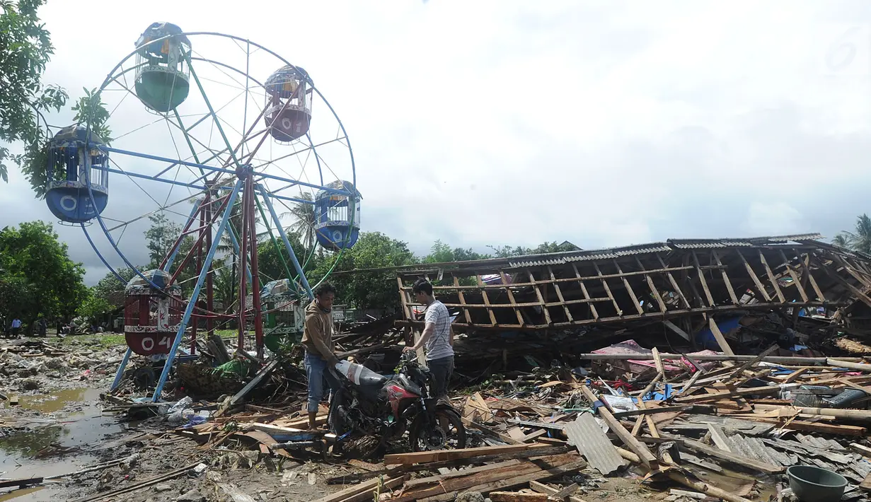 Warga mencari sisa harta benda usai tsunami menerjang Kampung Sumur, Ujung Kulon, Banten, Selasa (24/12). Situasi Kampung Sumur gelap gulita karena listrik mati saat tsunami menerjang. (Merdeka.com/Arie Basuki)