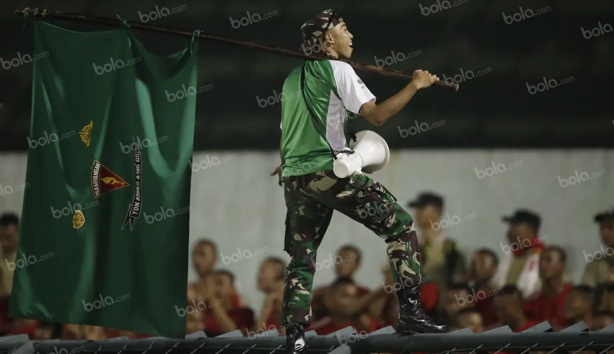 Meskipun kalah 1-2 dari Madura United, namun pendukung PS TNI tertib dan mampu memberikan warna tersendiri bagi sepak bola Indonesia. (Bola.com/Vitalis Yogi Trisna)