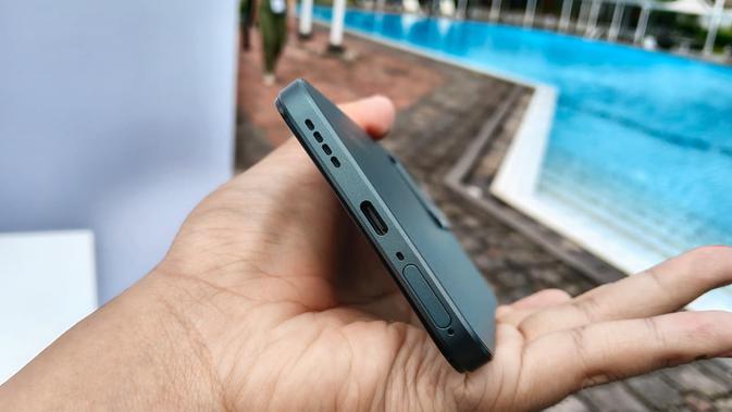 Potret tampak sisi bawah Realme C85 (Liputan6.com/Arief Ferdian Maulana)