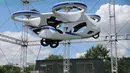 Mobil terbang NEC berhasil melayang saat penerbangan uji coba di fasilitas produsen elektronik Jepang, NEC Corp di Abiko, pinggiran Tokyo, Senin (5/8/2019). Mobil terbang yang serupa drone raksasa dan memiliki empat baling-baling ini melayang dengan mantap sekitar satu menit. (AP/Koji Sasahara)