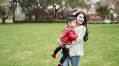 Lewat laman Instagram pribadinya, Sandra Dewi mengaku kebiasaan rutin menggendong anak membuatnya jadi terlihat makin langsing. Penampilan wanita asal Pangkalpinang ini jadi terlihat awet muda.(Liputan6.com/IG/@sandradewi88).