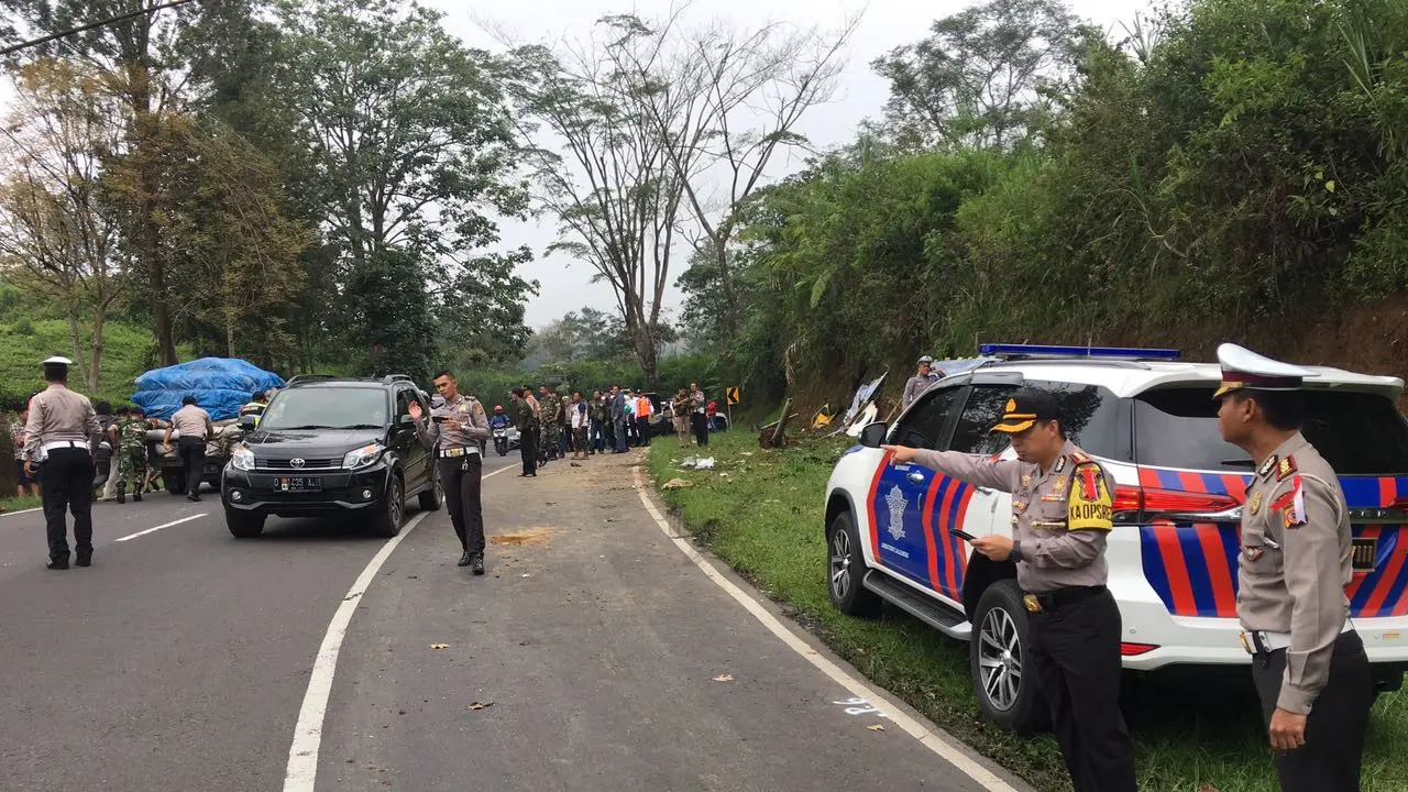 Polisi melakukan olah TKP di Tanjakan Emen (Dok. Dirlantas Polda Jabar)