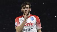 Pemain Napoli, Khvicha Kvaratskhelia, melakukan selebrasi setelah mencetak gol ke gawang Cremonese pada laga Liga Italia di Stadion Diego Armando Maradona, Minggu (12/2/2023). Tambahan tiga angka membuat Napoli berlari sendiri di puncak klasemen. (Alessandro Garofalo/LaPresse via AP)