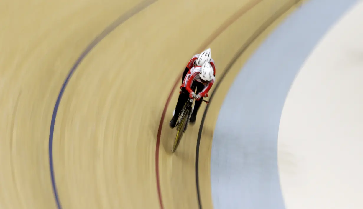Pesepeda Indonesia, Ni'mal Magfiroh dan Sri Sugiyanti, memacu kecepatan pada nomor 3000 meter persuit individu B saat Asian Track Championship 2019 di Veledrome, Jakarta, Jumat (11/1). Pasangan ini berhasil meraih perak. (Bola.com/Yoppy Renato)