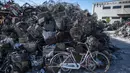 Sepeda dan suku cadang sepeda di tempat pembuangan sampah di Saitama, Jepang (11/10/2021). Prefektur Saitama  adalah prefektur di Jepang yang terletak di wilayah Kantō. Ibukota prefektur ini adalah kota Saitama (AFP/Charly Triballeau)