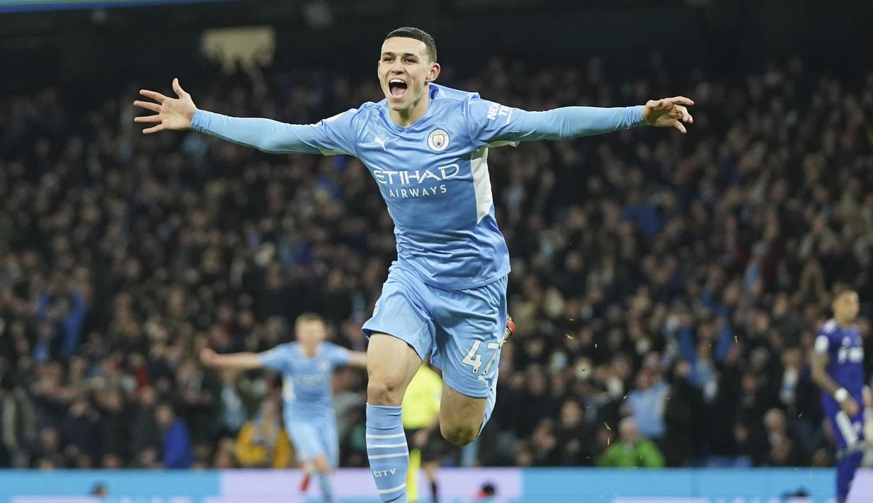 Manchester City unggul 1-0 melalui Phil Foden pada menit ke-8. Gol tersebut sekaligus menjadi gol ke-500 The Citizens di tangan Pep Guardiola. Ia menjadi pelatih tercepat yang megoleksi 500 gol di Liga Inggris hanya dari 207 laga, mematahkan rekor Jurgen Klopp dalam 234 laga. (AP/Jon Super)