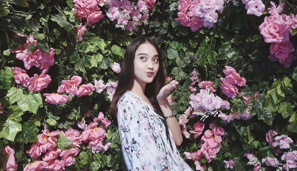 Mulai dari gaya rambut pendek sampai panjang, memang cocok dengan Esta Pramanita. Pemeran Vanessa di sinetron Love Story The Series ini makin memesona dengan gaya rambut panjang. Tampak lembut dan terawat, rambut indah Esta Pramanita ini ramai dipuji warganet. (Liputan6.com/IG/@estapramanita)