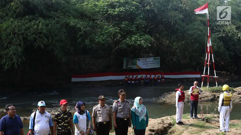 Upacara Bendera Di Sungai Ciliwung