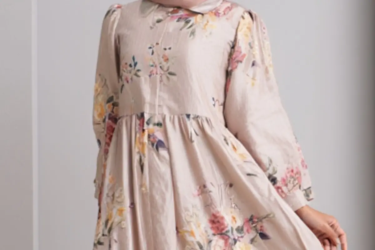 12 Model Gamis Simple tapi Mewah Motif Bunga, Kenakan Desain Ini Untuk ...