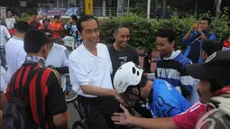 Warga yang melihat Jokowi langsung rebutan untuk bersalaman, Jakarta, Minggu (23/11/2014) (Liputan6.com/Herman zakharia)