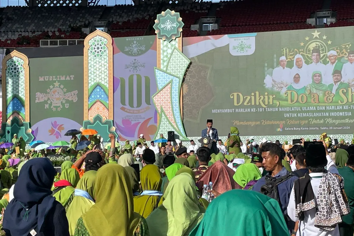 Presiden Joko Widodo atau Jokowi kembali bagi-bagi sepeda di Harlah ke-78 Muslimat NU.