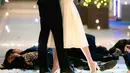 Satu momen tertangkap kamera, Song Kang dan Kim You Jung berdansa. Song Kang tampil ganteng dalam balutan setelan jas dan celana panjang hitamnya, sedangkan Kim You Jung tampil cantik dengan outer dan midi skirt yang sama-sama berwarna putih. [Foto: Instagram/teffykim_army01]