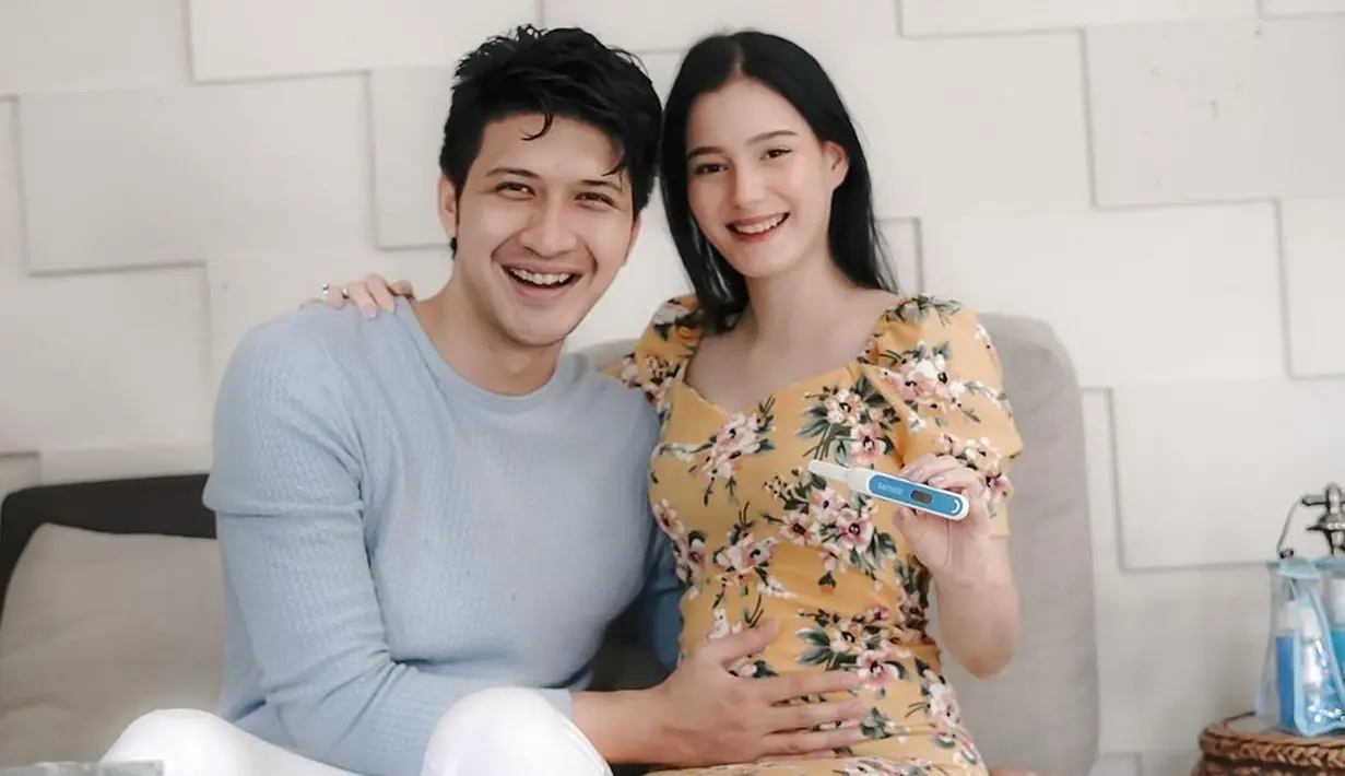 Kabar hamilnya Yasmine Ow disampaikan melalui kiriman Instagram yang berisi foto hasil test pack positif. (Instagram/yxsmine.ow)